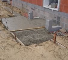 Fondation pour les escaliers et rampe d'accès.