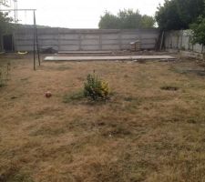 Terrain avant début des travaux. Les dalles du fond seront cassées