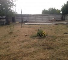 Terrain avant début des travaux. Les dalles du fond seront cassées