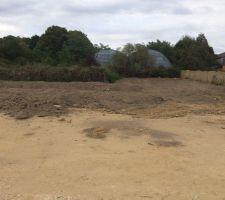 Le terrain correspond &agrave; une mince bande de 9 metres de front.