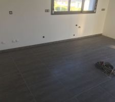 Côté cuisine, carrelage terminé   plinthe installées (en attentes de la cuisine pour la pose des dernières)