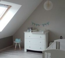 Chambre du futur bébé ! Grande chambre sous combles avec coin détente (canapé, livres et tapis moelleux ! )