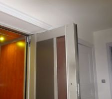 Finition des chambranles autour de la porte de l'ascenseur