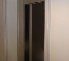 Finition des chambranles autour de la porte de l'ascenseur