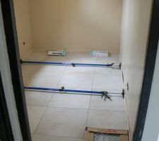 Plinthes de la chambre d'amis coll&eacute;es