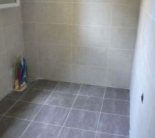 Salle de bain des enfants, plus qu'&agrave; mettre la baignoire et peindre dessus les carreaux