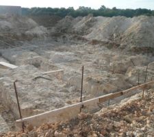 Terrassement fait et ferraillage en cours