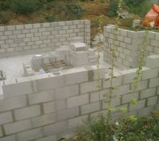 Tout y est pour aller plus vite, sable , parpaings, ciments et surtout une excellente &eacute;quipe.