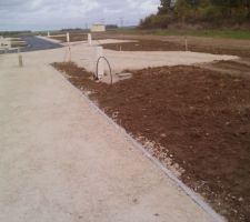 Terrassement chemin pi&eacute;ton et route.