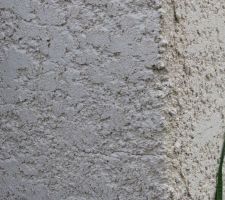 Micro fissure angle facade/pignon droit en partie basse.