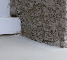 Côté droit de l'appui de fenêtre de la chambre 2.