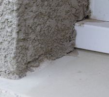 Côté gauche de l'appui de fenêtre de la chambre 1.