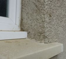 Côté droit de l'appui de fenêtre salle de bain.