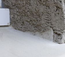 Côté droit de l'appui de fenêtre de la chambre 1