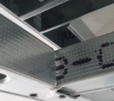 Les fixations du plafond suspendu de la cuisine