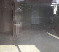 A notre surprise, le placo avance sur la première semaine du mois d'Aout, tant mieux!!!
Sur cette photo: notre future cuisine ainsi que l'entrée de la chambre du bas.