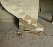 Escalier du sous-sol décoffré et réparé