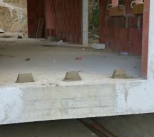 Supports en ciment pour les baies vitrées