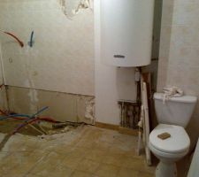 Surprise salle de bain , le mur du fond s'est effondré tout seul lorsque nous avons enlevés les carreaux