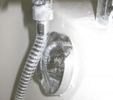 C'est très pratique!!!!

Les deux marques d'installation ne sont visiblement pas compatibles. Cela fait un peu tâche de poser une douchette Eurobasic sur un ensemble Jacob Delafon... Le flexible fait 1m50 et vu qu'il n'est pas fixé en hauteur sur le mur mais au niveau du robinet, il ne faut pas être grand pour se doucher. Y a pas à dire, c'est un super service client et une bonne image de marque!