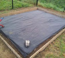 Préparation de la dalle sur laquelle reposera l'abri de jardin en bois.
