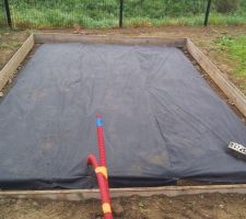 Préparation de la dalle sur laquelle reposera l'abri de jardin en bois.