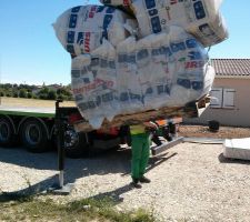 Arrivage des fournitures pour les travaux du garage