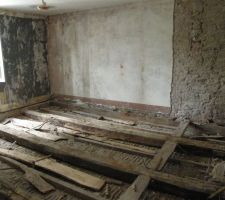 Destruction dressing chambre 1 parquet et porte d'entr&eacute;e de la chambre