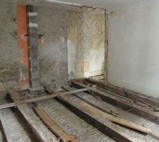 Vue chambre 1 d&eacute;gag&eacute; on peut voir le conduit de la chemin&eacute;e du salon qui est un &eacute;chantillon de la couleur du dressing :)