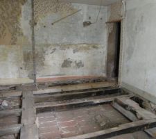 Chambre 2 dressing enlev&eacute;  on peut voir un bour de tapisserie diff&eacute;rente de celle de l'ancien "couloir"