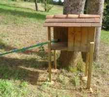 Réaménagement de la cabane de jardin des chats : mise sur pilotis et petite rampe avec marches