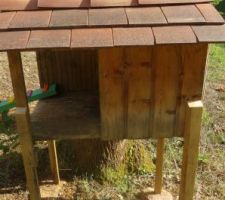 Réaménagement de la cabane de jardin des chats : mise sur pilotis et petite rampe avec marches