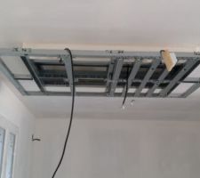 Le plafond suspendu de la cuisine toujours en cours :)
