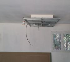 Le plafond suspendu de la cuisine toujours en cours :)