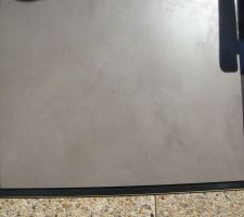 Voici le carrelage que nous avons choisi pour le s&eacute;jour, hall d'entr&eacute;e et salon. Il est couleur taupe ( m&eacute;lange de gris et de marron)