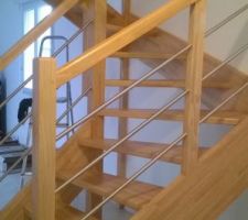 Escalier poncé, dégraissé, sous-couché, poncé et vitrifié !!!