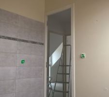 Deuxième couche de peinture de la salle de bain.