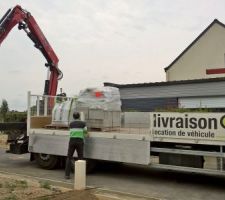 Livraison des parpaings, sable, ciment et bétonnière pour le muret de devant.