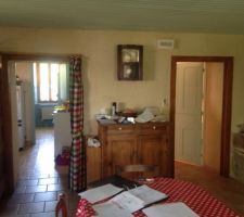Accès à la zone chambre,WC, SDB et cuisine depuis la salle cheminée