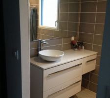 Carrelage SDD terminé, meuble LM installé! Manque juste la lumière pour le miroir!