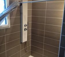 Carrelage SDD terminé, rideau de douche provisoire avant d'installer une porte de douche