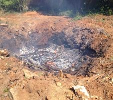 Bon l&agrave; on fait un feu plus gros mais dans un trou laisser par une souche, il doit y avoir 1,5m de profondeur, &ccedil;a ne se propagera pas!