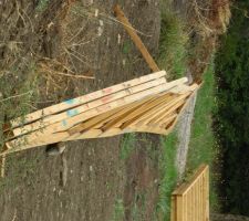 Le bois est resté aux intempéries tout l'hiver