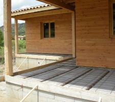 Préparation pour le terrassement, malheureusement après le bardage. Résultat tout le bardage a été taché de ciment et les poteaux ont été noyés dans le béton.