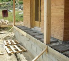 Préparation pour le terrassement, malheureusement après le bardage. Résultat tout le bardage a été taché de ciment et les poteaux ont été noyés dans le béton.