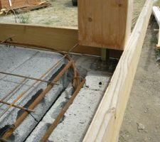 Préparation pour le terrassement, malheureusement après le bardage. Résultat tout le bardage a été taché de ciment et les poteaux ont été noyés dans le béton.