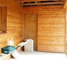 Le chantier a été laissé tel quel.
Un an après la visite du constructeur pour les appuis de fenêtres, j'ai été obligée de mettre des portes 'prévues dans le devis) à cause d'un cambriolage. Tous les câbles électriques tirés depuis le haut du chemin (85 m) jusque dans le vide sanitaire ont été arrachés.