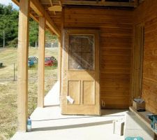 Le chantier a été laissé tel quel.
Un an après la visite du constructeur pour les appuis de fenêtres, j'ai été obligée de mettre des portes 'prévues dans le devis) à cause d'un cambriolage. Tous les câbles électriques tirés depuis le haut du chemin (85 m) jusque dans le vide sanitaire ont été arrachés.