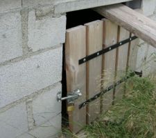 Les cambrioleur ont arraché la porte du vide sanitaire et sont rentré  prendre les câbles.