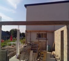 Coulage des poutres de la terrasse couverte